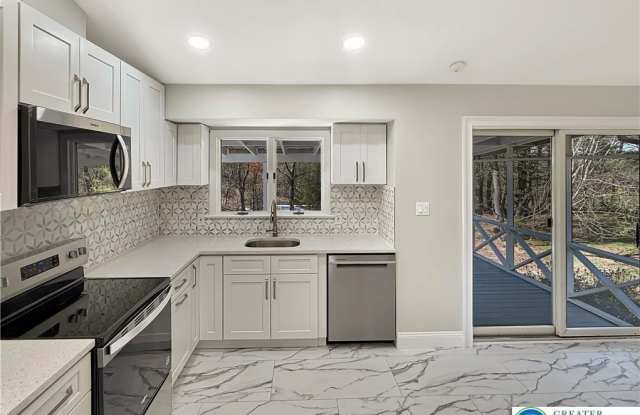 308 Hemlock Lane Gallery 4