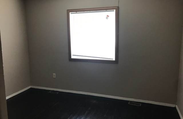 2906 E. Eleventh Avenue Gallery 3