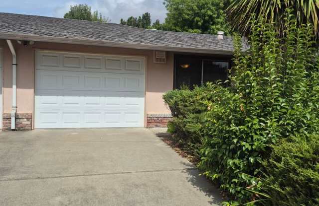 2 Bedroom Duplex in the Pocket Area Gallery 1