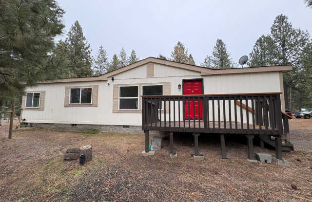 CHECK OUT THIS SPACIOUS SINGLE FAMILY HOME IN DESCHUTES RIVER WOODS ON 0.96 ACRES! photos photos