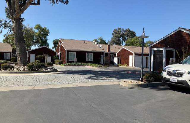 Rare 3 bedroom, 2 bathroom unit in the desirable Lincoln Village West neighborhood! Nearly 1350 square feet of open living space! photos photos