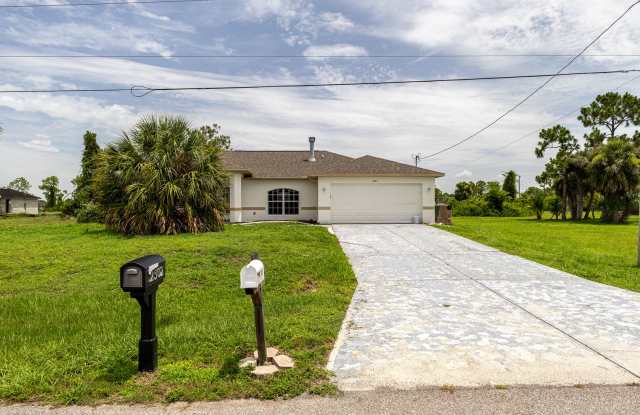 Unique 3/2 + Den home in great location photos photos