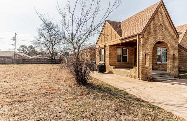 2 Bed 1 Bath Duplex in NE OKC - 136 Northeast 16th Street, Oklahoma City, OK 73104