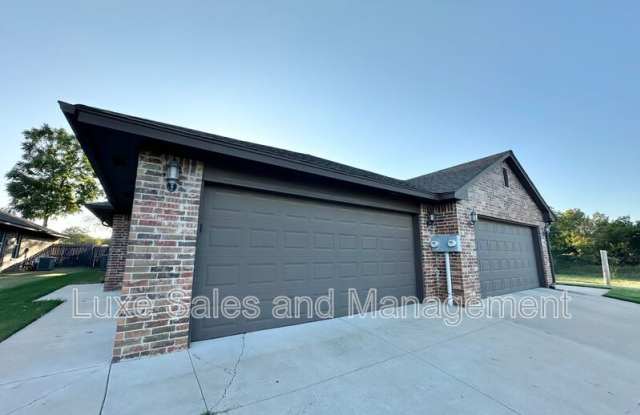 304 Chalk Hill Ct - 304 Chalk Hill Court, Edmond, OK 73003