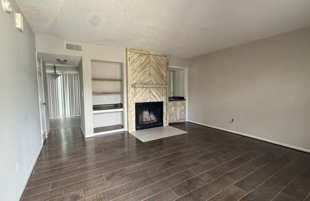 2BR/1.5BA Townhome in Charleston | Fireplace & Built-ins | Balcony & Private Parking Gallery 3
