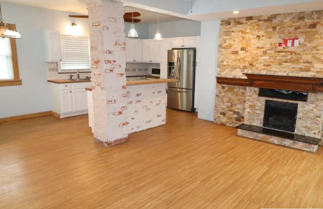 Adorable 2 (+1) Bed House - Half off 1st months rent! Gallery 3