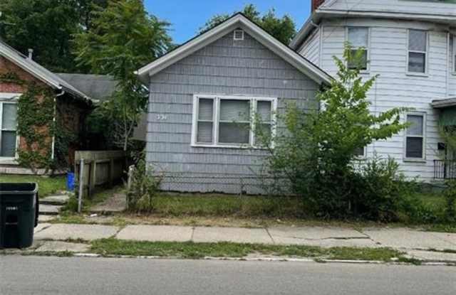 Nice 2 bed/1 bath, Central Air conditioning, off street parking photos photos