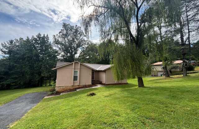 6421 Orchard View Lane, Roanoke, VA 3 Bedrooms and 2 Baths in Sugarloaf Hills photos photos