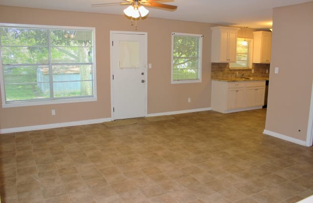 1008 E Stone Gallery 4