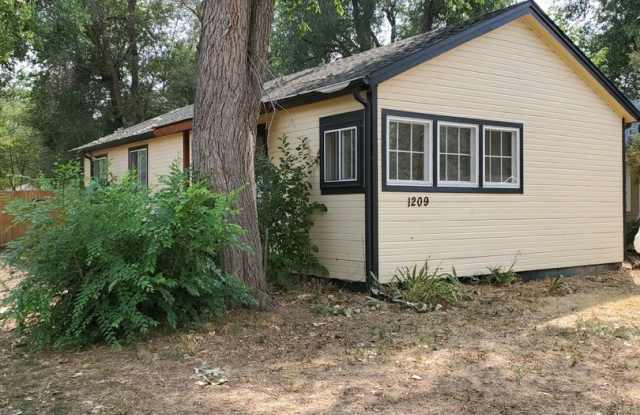 Cozy 2 Bedroom Home with Large Yard photos photos Cozy 2 Bedroom Home with Large Yard photos photos