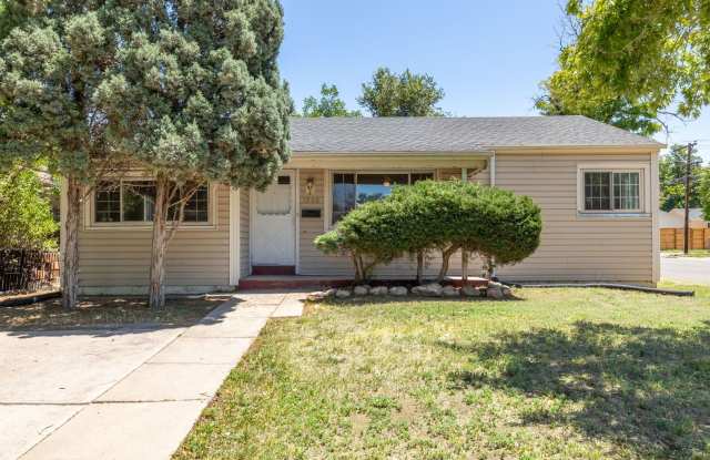 Nice house walking distance to University Medical Center! - 1900 Kingston Street, Aurora, CO 80010