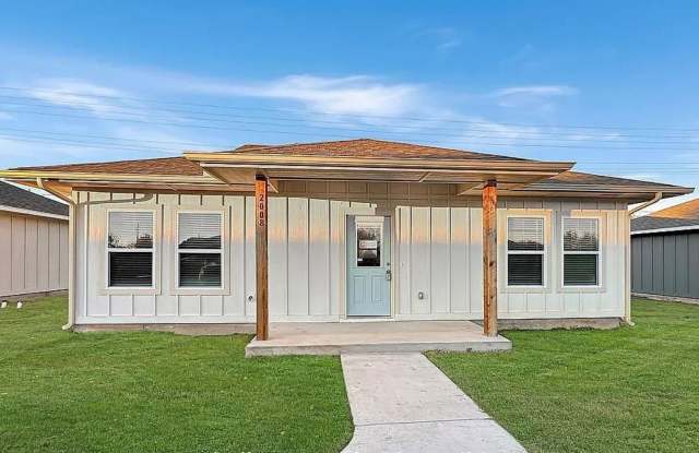 Charming 2-Bed Home in Chickasha -  Move-In Ready photos photos