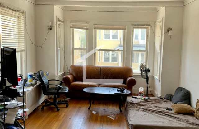 Big 6-Bed 2-Bath Comm Ave Allston/Brighton Gallery 1