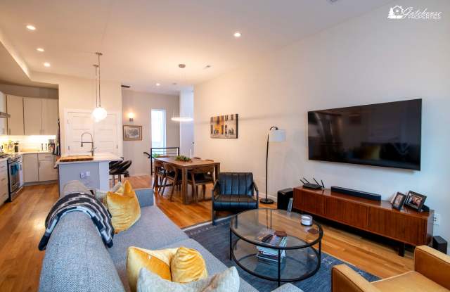 Modern 2-Bedroom Berkeley Townhome with Rooftop Deck & 2-Car Garage Gallery 2