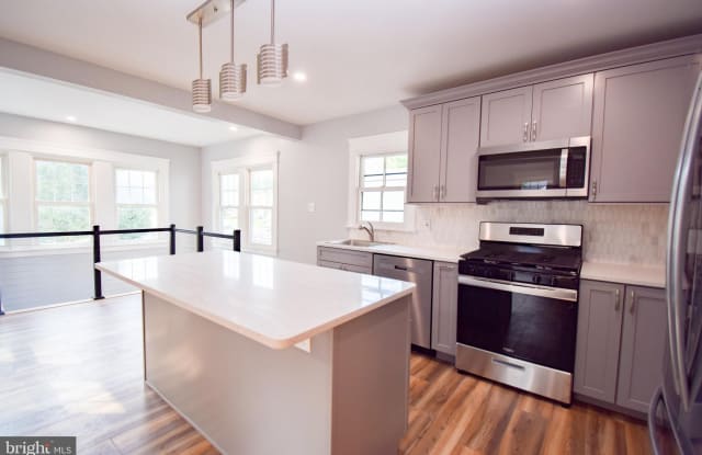 352 N EASTON ROAD - 352 North Easton Road, Glenside, PA 19038