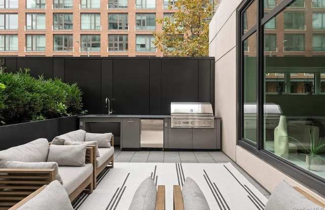 450 WASHINGTON Street Gallery 2