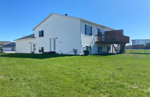Spacious South Moorhead Twinhome with Double Garage & Prime Location! Gallery 3