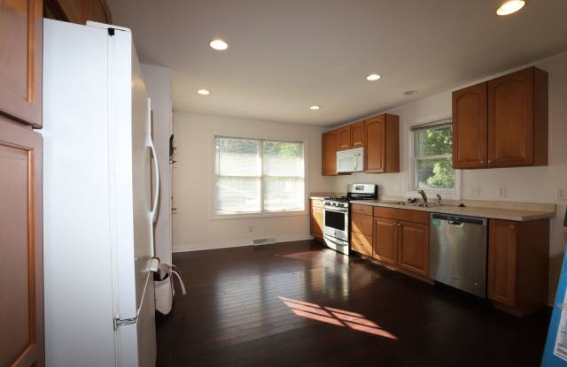 Newer Five Bedroom on Monroe St Gallery 4