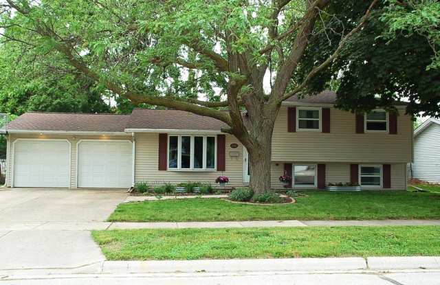 Available October 27th! Single family home located in Green Bay - 1221 Lark Street, Green Bay, WI 54303