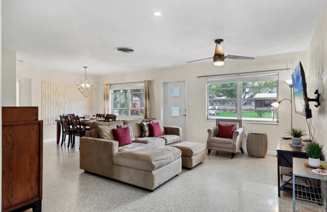 Charming 3 Bed/2 Bath + Den Home in Ringling Park – Minutes to Downtown Sarasota! Gallery 4