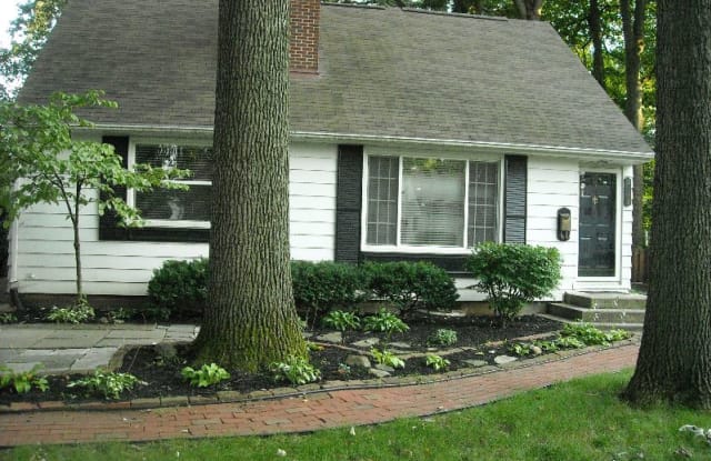 2149 Wesleyan Dr - 2149 Wesleyan Drive, Upper Arlington, OH 43221