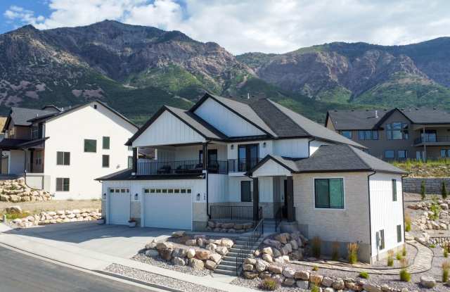 Beautiful luxury home, 3 car garage, amazing views, covered deck, oversized great room. Gallery 1