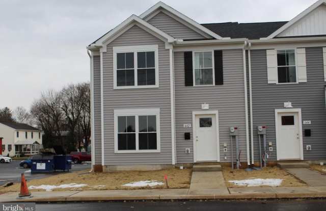 Stunning 3-bedroom townhouse in prime location! photos photos