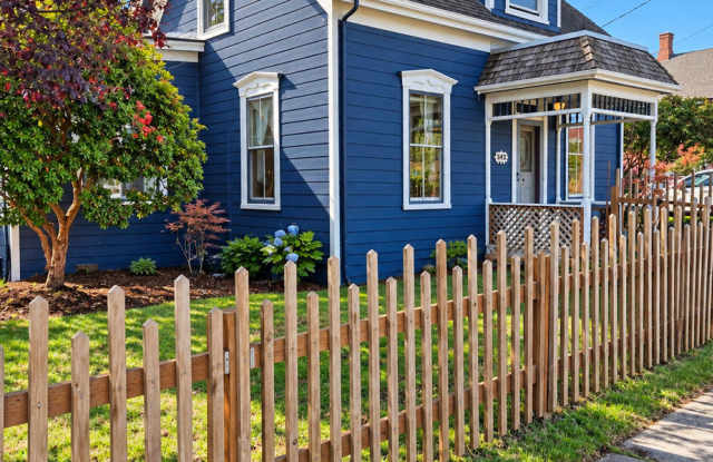 3 Bedrooms | 2 Bathrooms | Water Views | Historic Uptown Port Townsend Gallery 1