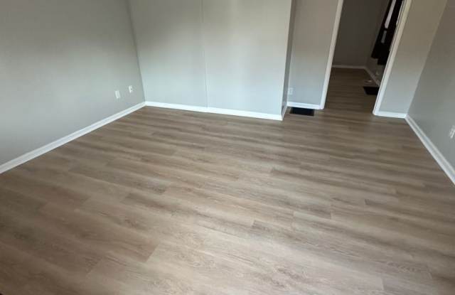 NEWLY RENOVATED 2 BEDROOM, 1 BATH FENCED BACKYARD Gallery 3