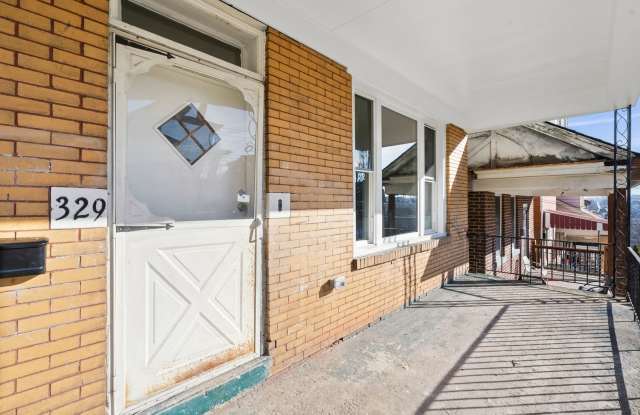 3 Bed/1 Bath Home - Central AC, 2nd Floor Laundry - Available September 10th! Gallery 3