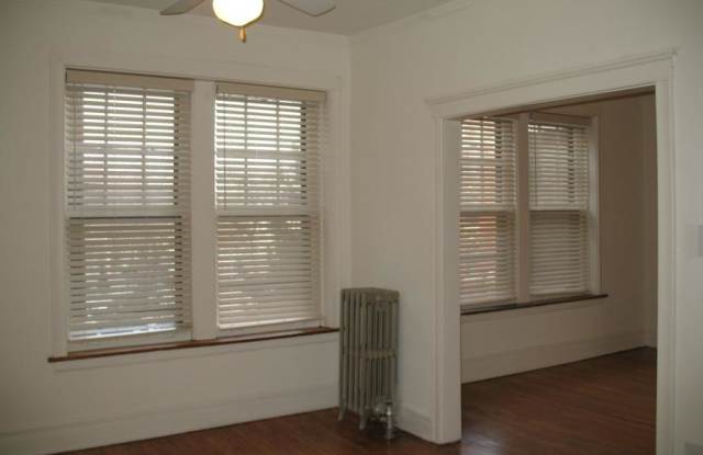 4623 1/2 North Damen Gallery 4