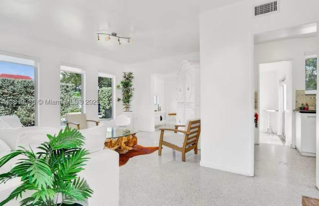 7537 W Treasure Dr Gallery 2