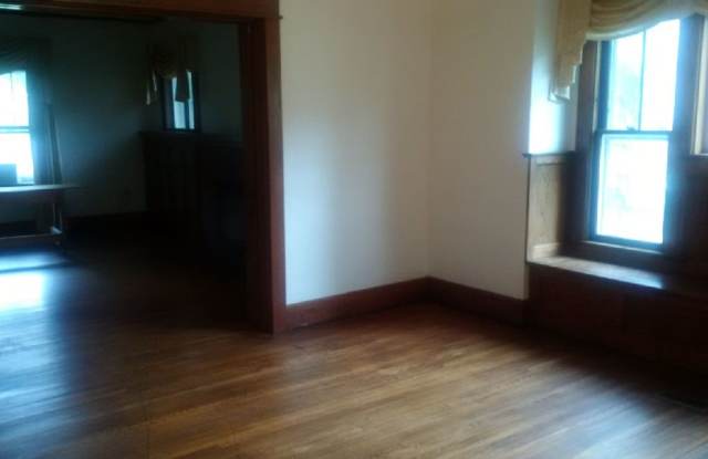 5 BD/2BA Home next to Kirkwood with fenced backyard! - 324 East 2nd Street, Bloomington, IN 47401