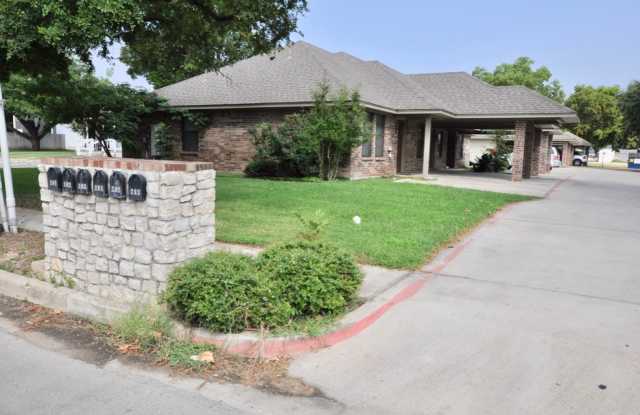 FOR LEASE! Nice 1 BR – 1 BA Unit in Triplex in Stephenville. Covered Parking. Five blocks to Tarleton State University! photos photos