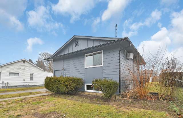 Freshly Renovated Duplex. Upstairs and Downstairs Units Available Now. Schedule a Schedule Today! photos photos