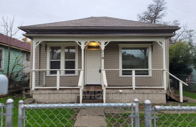 716 SE Parrott St - 716 Southeast Parrott Street, Roseburg, OR 97470