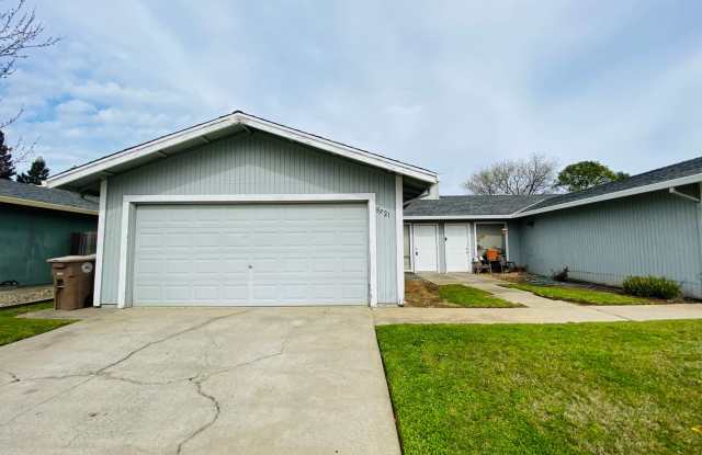 Renovated Two Bedroom, Two Bathroom Duplex with No Carpet Gallery 2