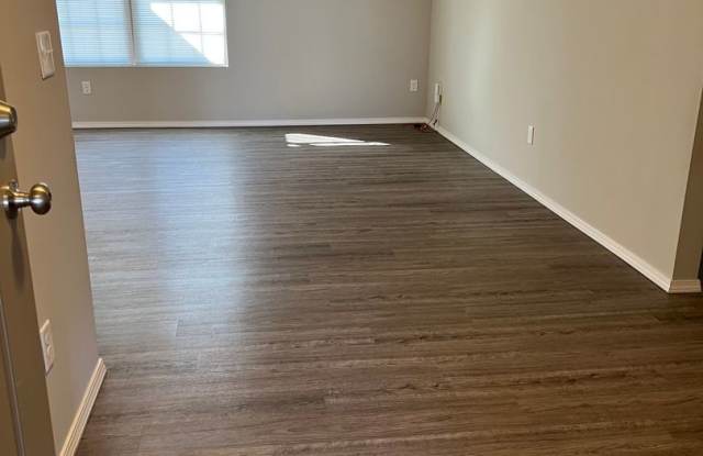 4 bedroom, 2 bathroom, and a 3 car garage in Republic!! Check this out! Gallery 4
