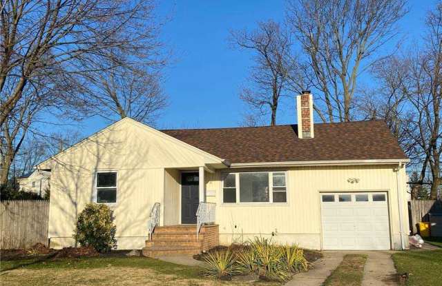 4 Heather Lane - 4 Heather Lane, Plainview, NY 11803
