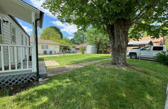 Cute 2 Bed 1 Bath House on Corner Lot Gallery 4
