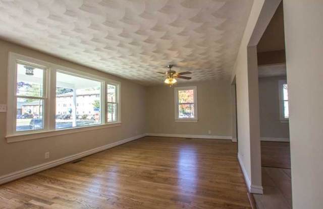 4814 Killam Avenue Gallery 3