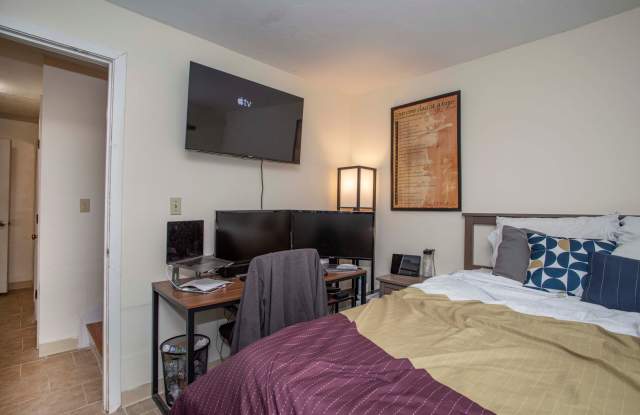 Huge 4 bed 2 bath townhouse near Northeastern with a move in special! photos photos