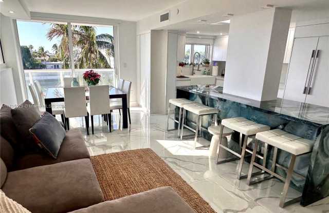 2457 Collins Ave photos photos