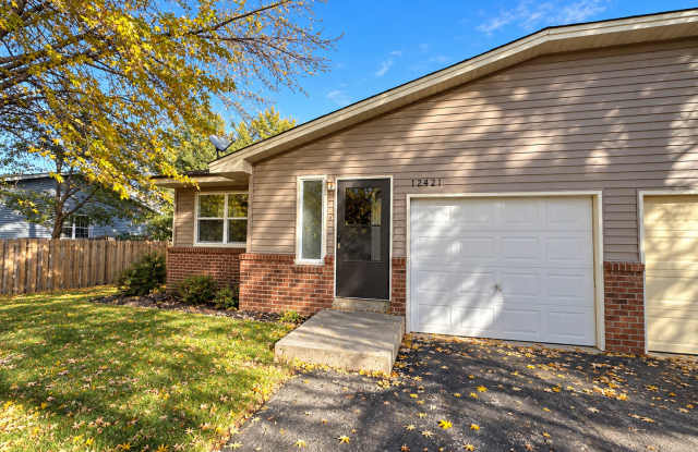 Spacious 4 Bed, 2 Bath Home with Fenced Yard, Deck & Garage Gallery 1