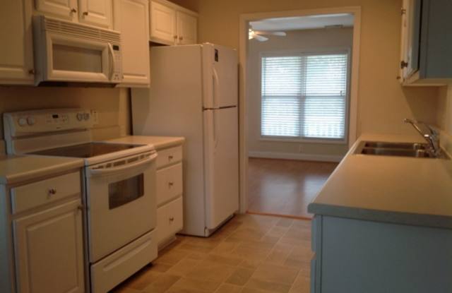 Cute 2 bedroom, 2 bath cottage Gallery 4