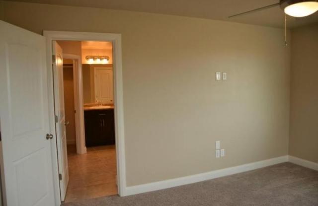 3 Bed 2.5 Bath - Great location - townhome on the north end of town. Gallery 4