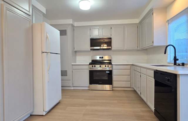 Spacious 2-Story Townhome, A/C, Pool, Renovated Inside, Wood Flooring, Beautiful Complex, Private Patio! Gallery 3