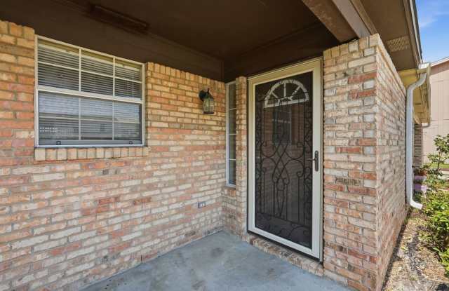 Spacious 2 Bedroom Townhouse with Fenced Backyard! photos photos