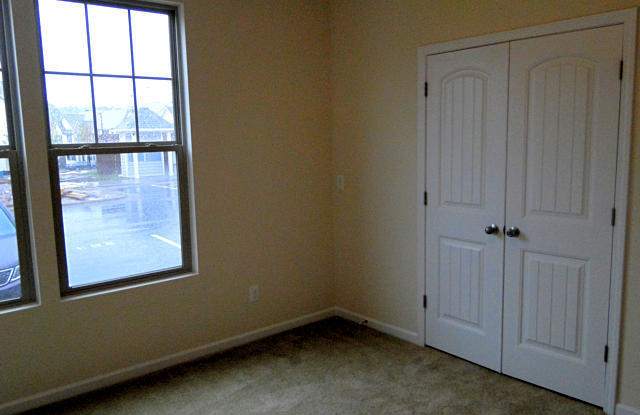 3 Bedroom, 2.5 Bathroom Townhome with Office! Gallery 4