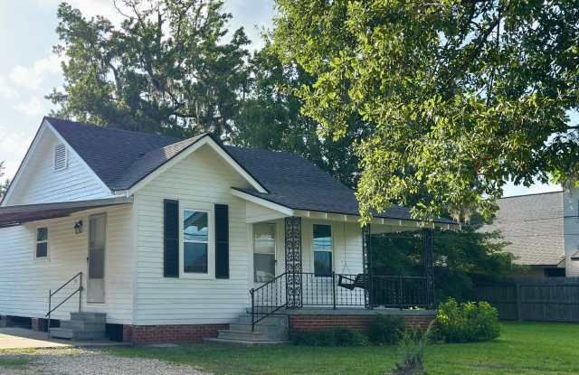 Comfortable Charm on Stumberg Lane – 3 Bed, 2 Bath Home in Prime Location! photos photos